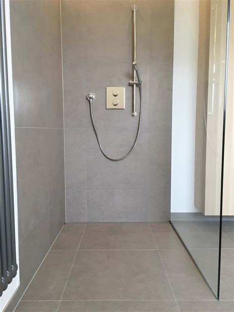 Die kosten für die altersgerechte dusche starten bei 4.000 euro. Dusche ebenerdig Grau Fliesen Glasabtrennung Rainshower ...