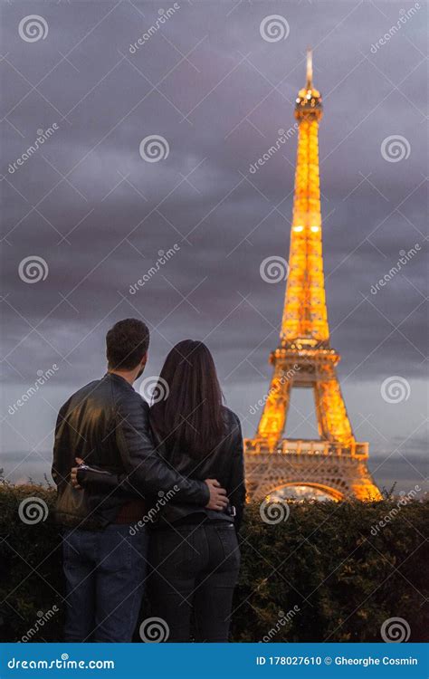 Lovers In Love Eiffel Tower At Night Editorial Image Image Of Night Seine 178027610