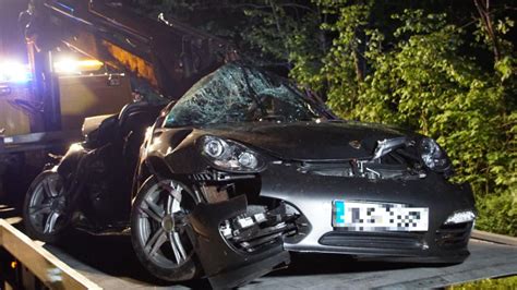 Heftiger Cabrio Unfall Porsche Kracht In Baum Zwei Tote