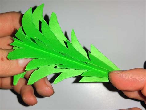 Viele weiße bäume auf der fensterbank bringen winterstimmung ins haus, auch wenn es draußen gar nicht schneit. 3D Tannenbaum aus Papier selber basteln