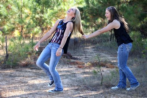 무료 이미지 사람들 소녀 사진술 여름 애정 청소년 두 푸른 우정 함께 웃고있는 십대 쾌활한 웃음