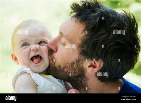 Niñas Besando A Su Padre En La Boca Fotografías E Imágenes De Alta