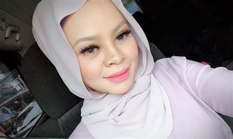 Jun 17, 2021 · bu sarah dalam hati bergumam, jika ini memang pantas didapatkan oleh andin. "Dulu Rasa Tak Layak Berhijab, Solat Pun Qada-Qada"