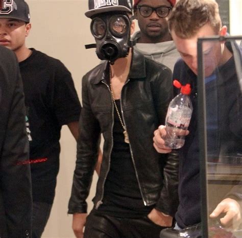 Justin Bieber Dons Gas Mask For London Shopping Trip Metro News
