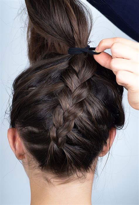 Una volta terminate le trecce alla francese, realizza uno chignon dietro la testa avvolgendo la treccia intorno alla base. 1001 + idee per Come fare le trecce - tutorial passo per passo