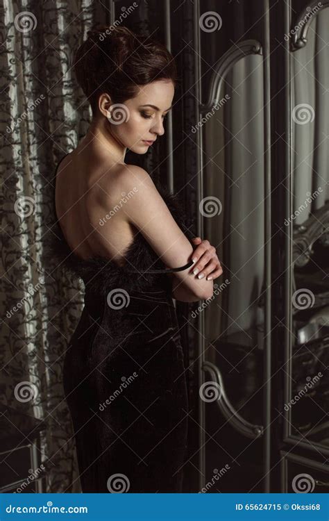Elegante Vrouw In Zwarte Kleding Stock Afbeelding Image Of Dame
