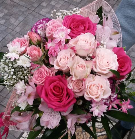 Auguri di buon compleanno 50 anni con una festa memorabile. Le sfumature del rosa. Bouquet di roselline rosa , rose ...
