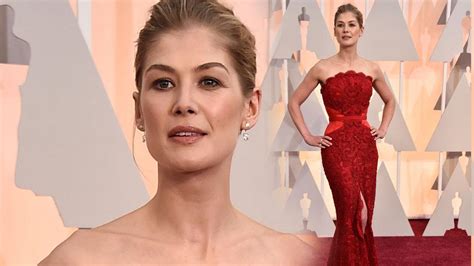 You will find below the horoscope of rosamund pike with her interactive chart, an excerpt of her astrological portrait and her planetary dominants. Rosamund Pike Rocks Thigh-High Slit In A Red Gown At The ...