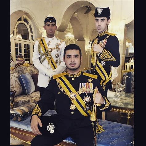 Tunku temenggong johor, tunku idris sultan ibrahim berjanji akan meneruskan kelangsungan yayasan kanser tunku laksamana johor yang bertujuan membantu golongan kurang berkemampuan untuk mendapat rawatan. WARISAN RAJA & PERMAISURI MELAYU: BELASUNGKAWA : Tunku ...