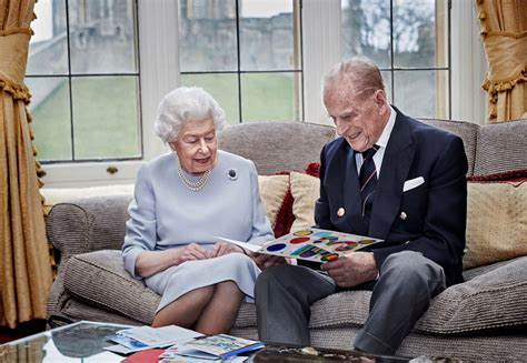 Elizabeth Ii E Philip Comemoram 73 Anos De Casados Com Cartão Feito Por