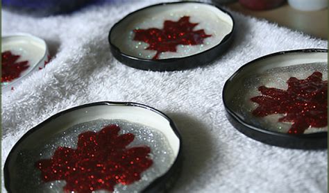 Want to make some canada day crafts to celebrate canada150? Canada Day Craft: DIY Maple Leaf Magnets :: YummyMummyClub.ca