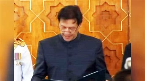 Watch Pakistan Pm Imran Khan Fumbles Twice During The Oath Ceremony