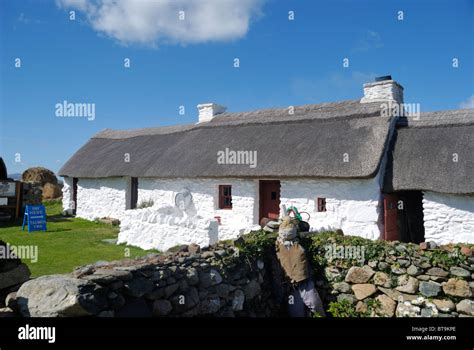 Swtan Restored 17th Century Thatched Cottage Angleseynorth Wales