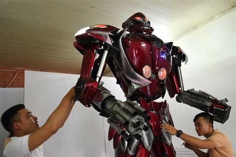 Fresh and full of texture, vietnam's spring rolls are known and loved worldwide. Vietnamese Roll Out Transformers-Inspired Robot with Green ...