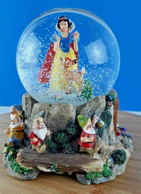 Hallmark Disney Snow White And The Seven Dwarfs Snow Globe Music Box