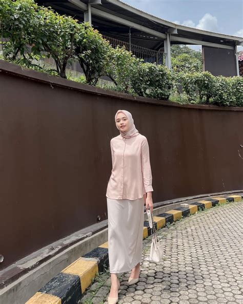 9 Inspirasi Outfit Hijab Ke Kantor Ala Nazlia Rahma Perempuanwebid
