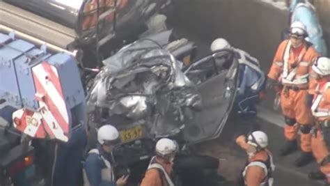 【事故】軽自動車が厚さ数十cmほどに押しつぶされる 阪神高速でタンクローリーと大型トラックの間に挟まれ（動画あり） ツイッター速報
