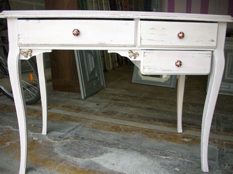 Ce bureau doit est solide et offre un look ultra contemporain ! Petit bureau blanc ceruse rouge - relooking de meubles ...