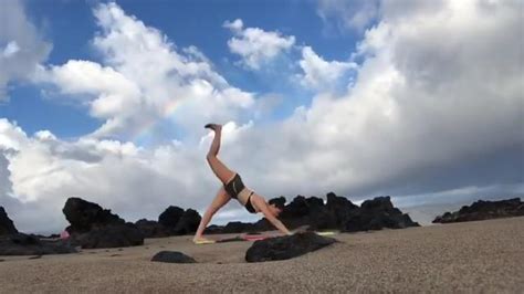 Kira Kosarin Does Sexy Yoga 30 Pics Video