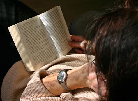 fotos gratis escritura mano libro novela persona mujer leyendo lector hembra acogedor