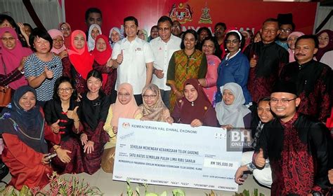 Menterinya yang terkini ialah yang berhormat dato' sri mustapa bin mohamed sejak 10 mac 2020. Rakyat harus rebut peluang Belanjawan 2020 - Azmin ...