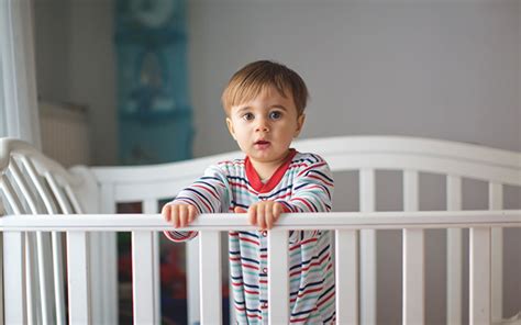 Ideally, transitioning your toddler from a crib to a bed should happen between 18 months and four years of age (1). How To Move Your Toddler From Crib To Bed | University ...