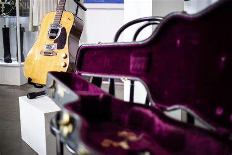 Foto Una Estatua De Elvis La Guitarra De Kurt Cobain Y Otros Icónicos Instrumentos A Subasta