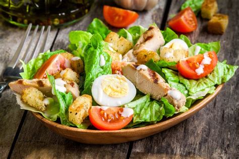 Poulet Frais Caesar Salad Sur Un Tableau En Bois Photo Stock Image Du