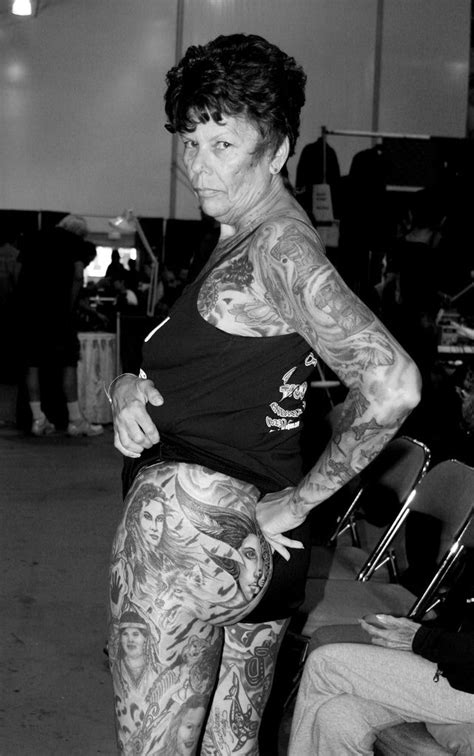 tattooed granny tatoos alte tätowierte menschen alte tattoos und