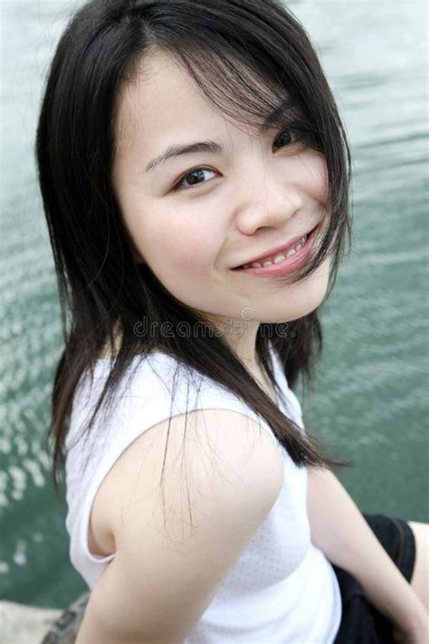 Mooi Aziatisch Meisje Dat Kijker Bekijkt Stock Foto Image Of Gelukkig