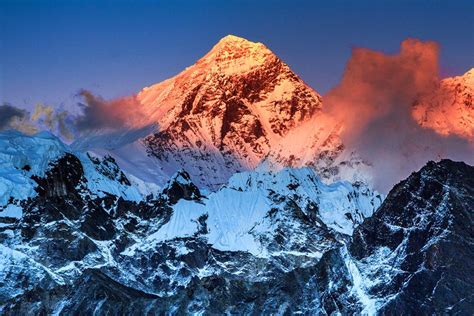 Mount Everest Between China And Nepal Himalaya Monte Everest