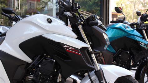 The brand also has new technologies in bikes to make them more exciting. 2017 Yamaha FZ 25 India Firstlook, Walkaround & Exhaust ...