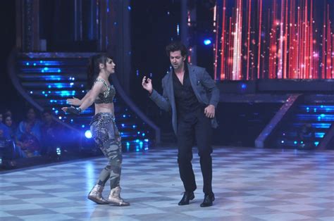 Hrithik Roshan Dancing With Lauren Gottlieb At Jhalak Dikhhla Jaa Season 6 Super Finale 1