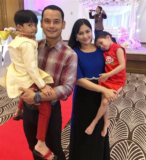 2002'de kuala lumpur merkezli institut kebudayaan negara'dan mezun olduktan sonra black 2007 yılında siti nurhaliza'nın yerine maybelline büyükelçisi olarak atandı. Baru Bertunang Tapi Dah BerpeIuk Sakan, Fasha Sandha ...