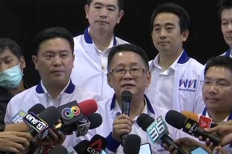 ส.ส.วิโรจน์ เรียกร้องหัวหน้าพรรคภูมิใจไทย ชี้แจงกรณีกลุ่มคนสวมเสื้อมีโลโก้คล้ายพรรคภูมิใจไทย รวมตัวกันขับไล่ ขณะยื่นเอกสารขอดูรายละเอียด. "ผู้หญิง" ในสนามการเมือง (ท้องถิ่น) และ "อิสระ" ที่ (อาจ ...