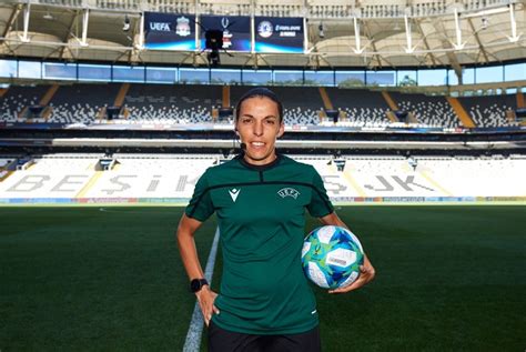 ⚽ on wednesday night, stéphanie frappart became the first woman to referee a men's uefa champions league match. Stephanie Frappart Siap Jadi Wasit Piala Super Eropa | Republika Online