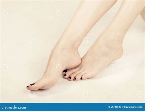 Beautiful Woman Feet Photos Girl Shows Her Feet In The Park Bodaswasuas