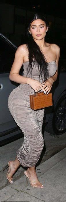 Kylie Jenner Puts Her Sensation Figure On Display In Strapless Dress