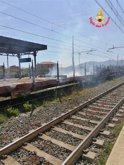 Una volta circoscritto il rogo si cercheranno di capire le cause. Incendio su un treno merci sulla Roma-Napoli: linea ...