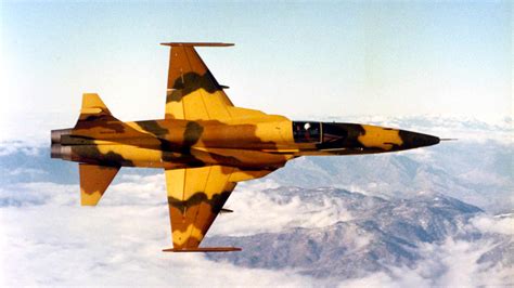 The aircraft took its maiden flight on 11 august 1972 and entered into service in 1975. Northrop F-5E/F Tiger II - avionslegendaires.net