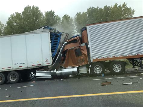 The Driver Survived But The Truck Did Not R Idiotsincars