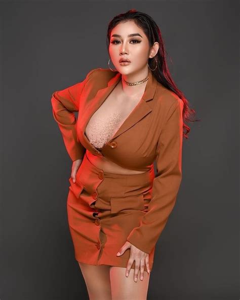 a series of hot portraits of pamela safitri receives criticism from