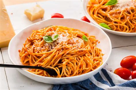 Spaghetti Napoli Super Einfaches Originalrezept Aus Italien Eine Prise Lecker