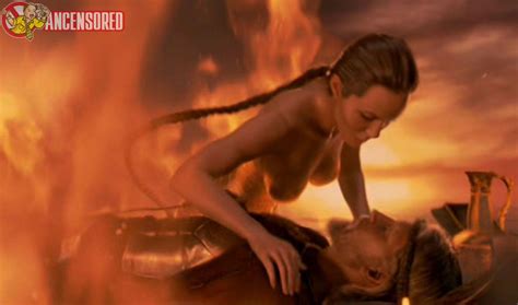 Angelina Jolie Nue Dans Beowulf