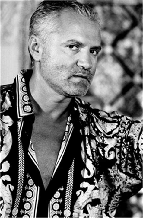 Donatella moved to milan to be with him, learn from him, and serve as his muse. Remembering Gianni Versace - Vogue.it