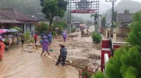 Sejumlah Wilayah Di Malang Selatan Diterjang Banjir Dan Longsor Deliknews Com