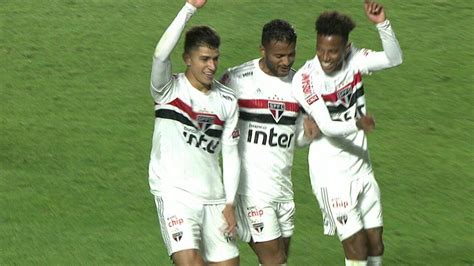 Gol Do São Paulo Tchê Tchê Cruza A Bola Na área Pablo Ajeita De