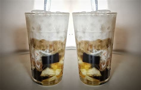 Apabila tidak ada bahasa verbal yang dapat dimengerti oleh keduanya, komunikasi masih dapat dilakukan dengan menggunakan gestur tubuh, menunjukkan sikap tertentu. Aneka Es Tradisional Khas Indonesia