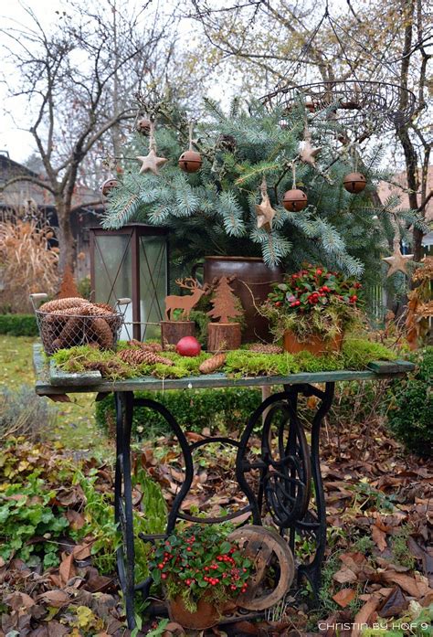 Quaste aus Kiefernadeln, natürliche Gartendeko im Winter
