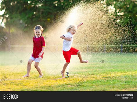 Imagen Y Foto Kids Play Water Prueba Gratis Bigstock